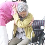 車椅子⇔ベッドの移乗介助のポイントや手順を解説！