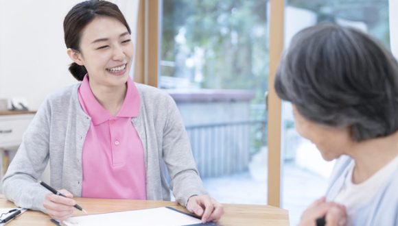 「介護相談員」という職業の仕事内容について知ろう！資格や研修は必要？