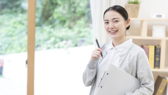 ケアワーカーとして働くには資格は必要!?他の介護職とはどう違う？